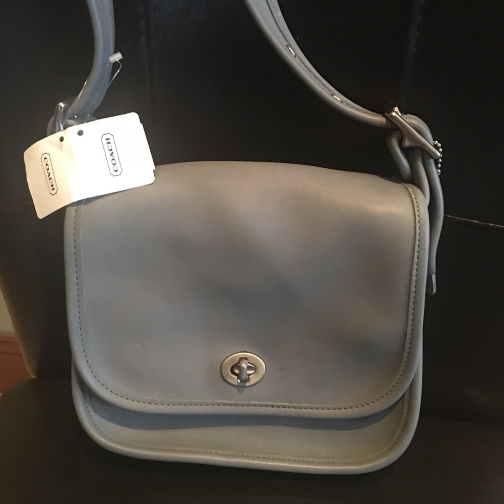 Vintage COACH cross bag 😍💕🌸👍🏽